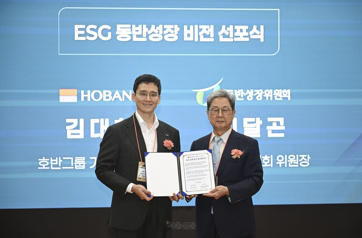 서울신문이 주최하고 호반그룹이 후원하는 2026 동반성장+ 건설엑스포가 5일 서울 강남구 코엑스에서 열린 가운데 김대헌(왼쪽) 호반그룹 기획총괄사장과 이달곤 동반성장위원장이 ESG 동반성장 비전 선포식을 갖고 동반성장을 위한 업무협력서에 서명한 뒤 기념 촬영을 하고 있다. 2026.8.5 이지훈 기자