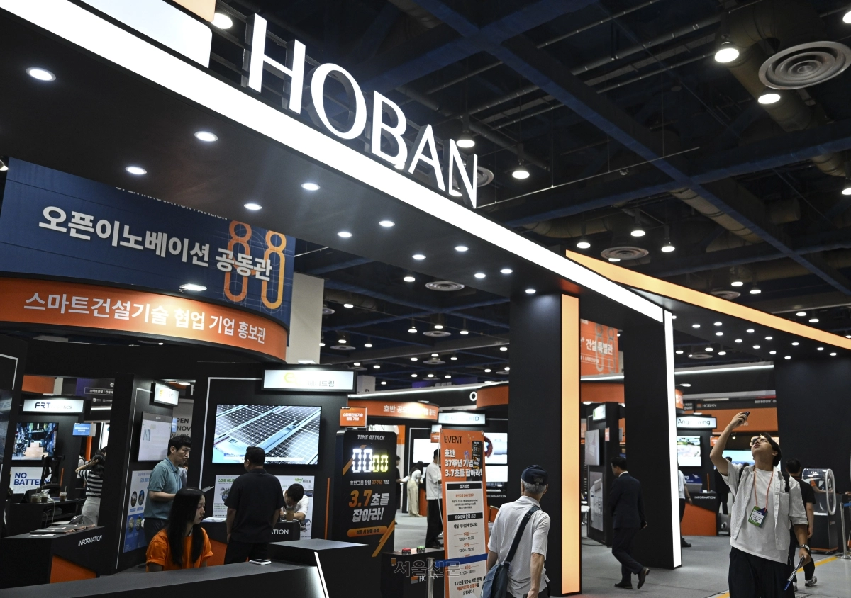 관람객들이 5일 서울 강남구 코엑스에서 열린 2026 동반성장+ 건설엑스포에서 호반 오픈이노베이션 공동관을 관람하고 있다. 2026.8.5 이지훈 기자