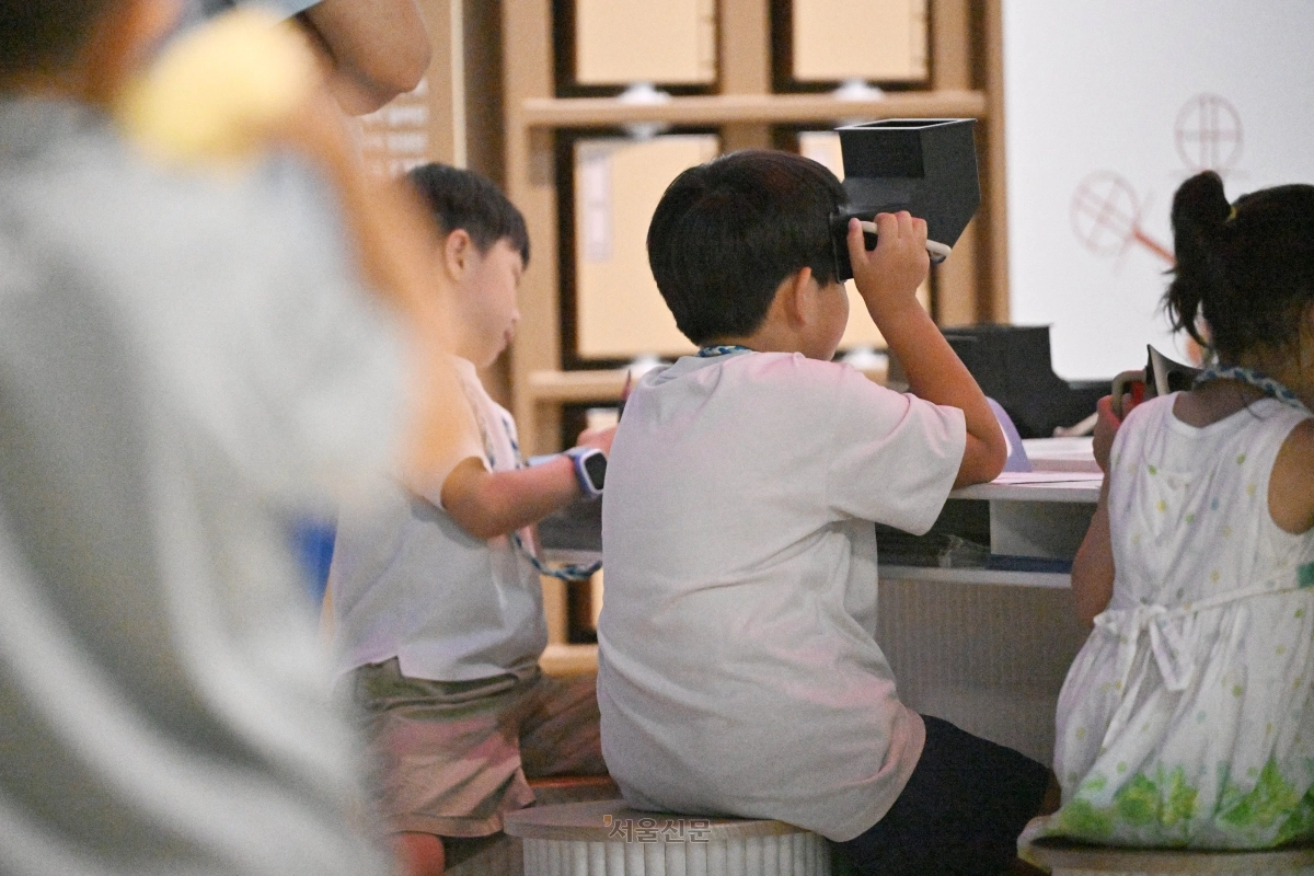 서울 종로구 서울역사박물관 내 어린이박물관을 찾은 아이들이 전시를 관람하고 있다. 홍윤기 기자