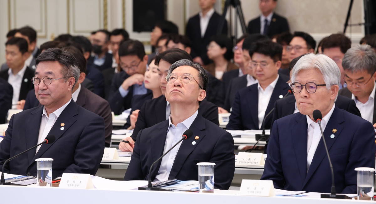 정성호(가운데) 법무부 장관이 윤호중(왼쪽) 행정안전부 장관, 최동석 인사혁신처장과 함께 5일 청와대 영빈관에서 열린 대통령 업무보고에 참석해 순서를 기다리고 있다. 뉴스1