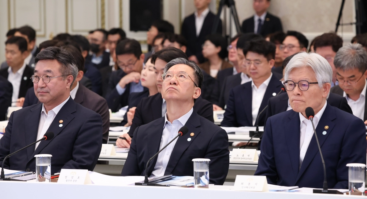정성호(가운데) 법무부 장관이 윤호중(왼쪽) 행정안전부 장관, 최동석 인사혁신처장과 함께 5일 청와대 영빈관에서 열린 대통령 업무보고에 참석해 순서를 기다리고 있다. 뉴스1