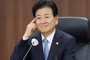 통일 장관 “북한은 조선으로 불러야”… 李대통령 “평화에 플러스 될지 의문”