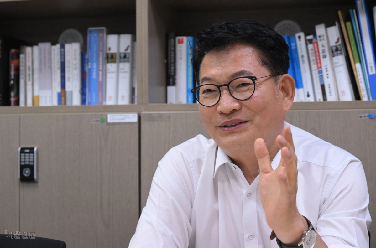 더불어민주당 8·17 전당대회에 출마한 송영길 후보가 5일 국회 의원회관에서 진행된 서울신문과의 인터뷰에서 “세 후보 중 유일한 경제 전문가이자 변호사이며 광역자치단체장 출신”이라며 2028년 총선 지휘를 가장 잘할 수 있다고 말하고 있다. 안주영 전문기자
