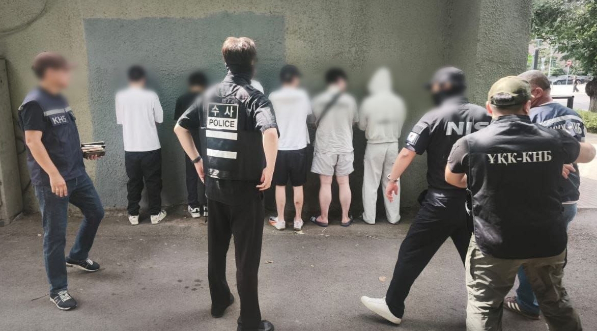 범정부 합동 ‘초국가범죄 특별대응 태스크포스(TF)’가 5일 카자흐스탄 당국과 현지 합동 작전을 통해 한국인 스캠 조직원 14명을 검거하고 국내에 체류 중인 조직원 5명도 검거했다고 밝혔다. 사진은 합동 검거 후 신원 확인을 하는 모습. 경찰청 제공