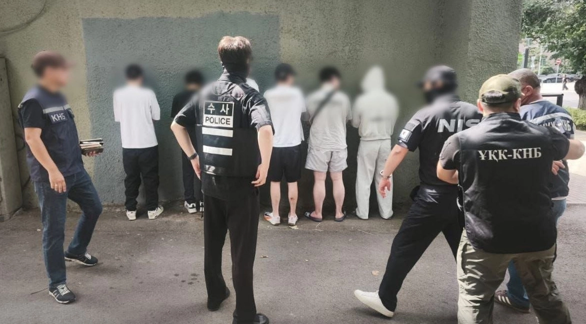 범정부 합동 ‘초국가범죄 특별대응 태스크포스(TF)’가 5일 카자흐스탄 당국과 현지 합동 작전을 통해 한국인 스캠 조직원 14명을 검거하고 국내에 체류 중인 조직원 5명도 검거했다고 밝혔다. 사진은 합동 검거 후 신원 확인을 하는 모습. 경찰청 제공