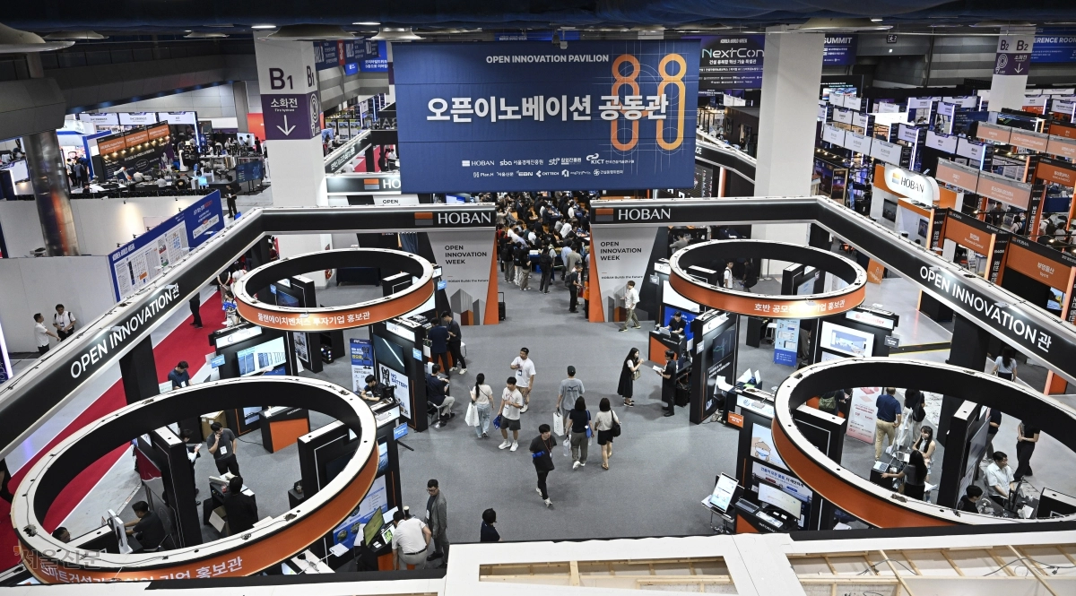 2026 동반성장+건설엑스포가 5일 서울 강남구 코엑스에서 개막한 가운데 방문객들이 호반 공모전 수상 기업과 투자 기업 등의 부스가 마련된 ‘오픈 이노베이션 공동관’을 둘러보고 있다.  이지훈 기자