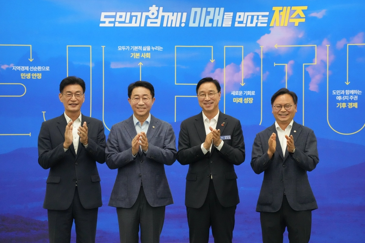 5일 제주도청에서 열린 제주도와 국회의 소통간담회에는 조정식(왼쪽 두번째) 국회의장, 위성곤 제주도지사와 문대림·김성범 국회의원이 참석해 민선 9기 제주도정의 핵심 전략과 주요 입법 현안을 논의했다. 제주도 제공