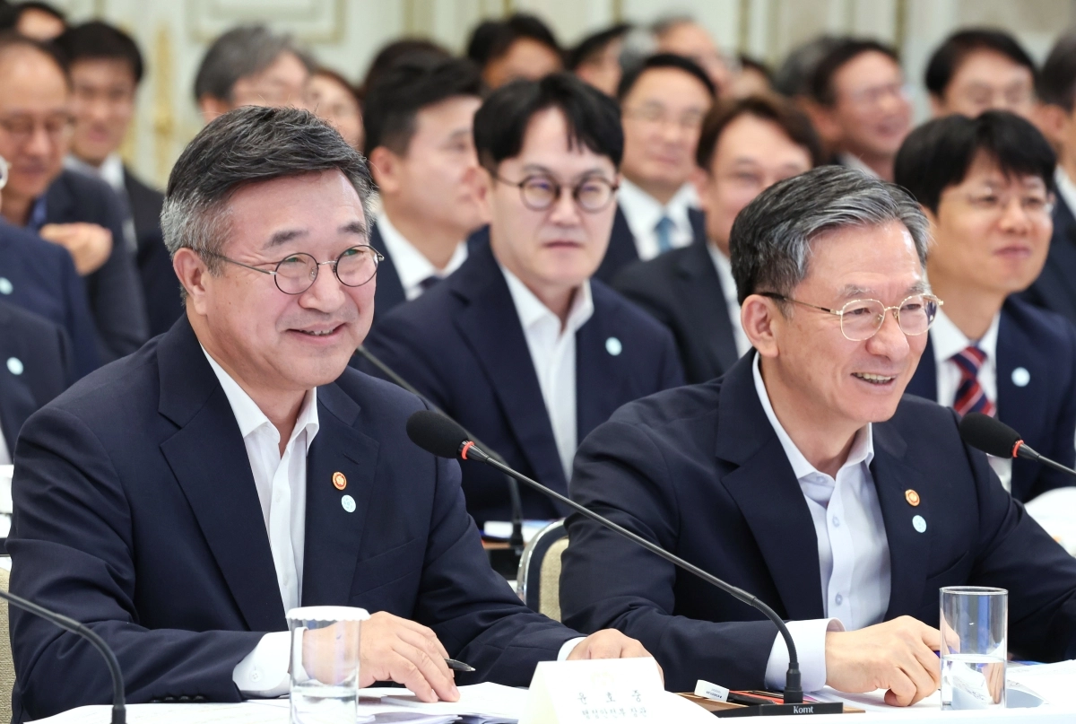 윤호중 행정안전부 장관(왼쪽)과 정성호 법무부 장관이 5일 청와대 영빈관에서 열린 행안부·법무부·검찰청 등에 대한 부처 업무보고에서 이재명 대통령 발언에 웃고 있다. 2026.8.5 연합뉴스
