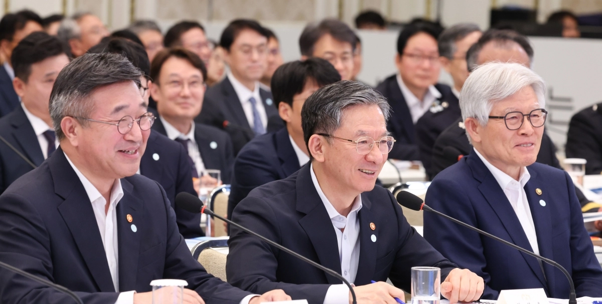 윤호중 행정안전부 장관, 정성호 법무부 장관, 최동석 인사혁신처장이 5일 청와대 영빈관에서 열린 행정안전부, 법무부, 국무조정실, 법제처, 인사혁신처 2차 업무보고에 참석해 있다. 뉴스1