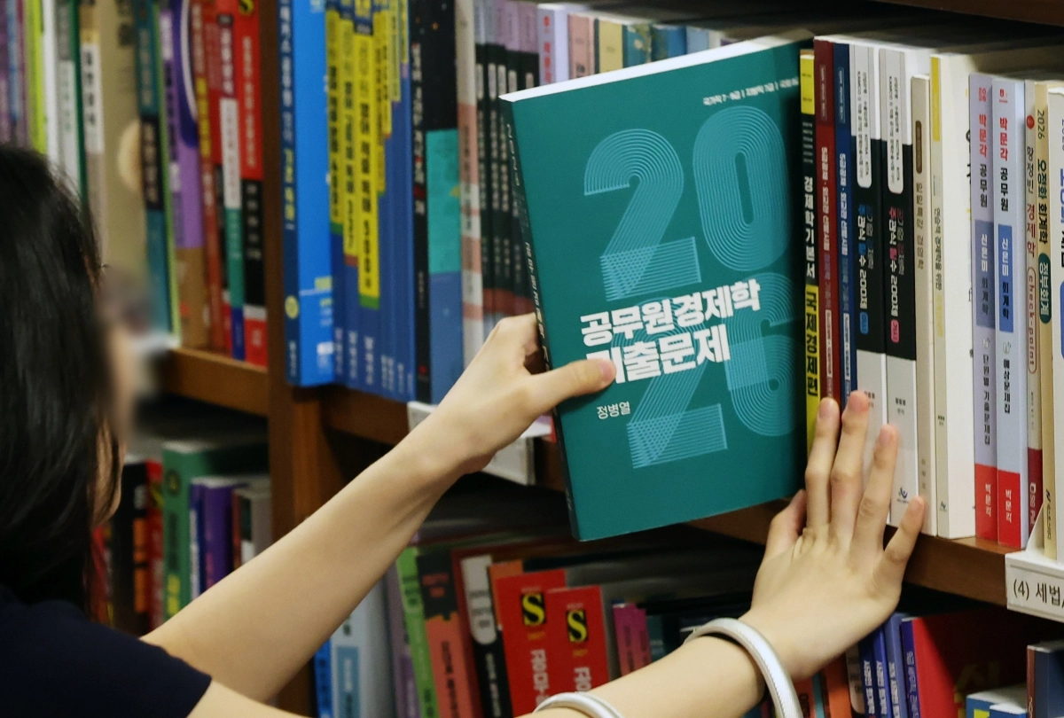 좁아진 채용문에 공무원 시험 인기