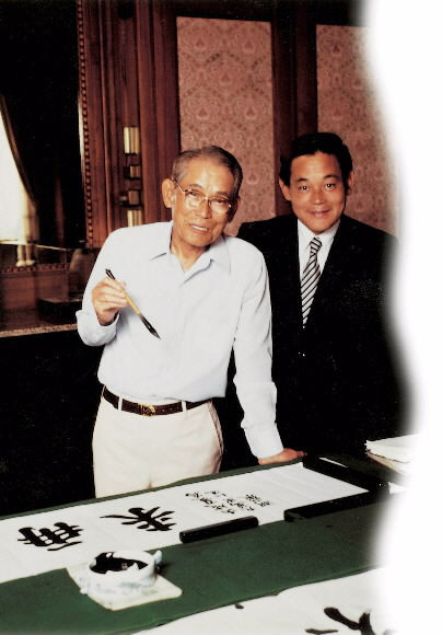 1980년 서울 태평로 삼성본관 집무실에서 서예를 연습중인 이병철 선대회장과 이건희 당시 부회장. 이건희 회장은 79년 삼성 부회장으로 승진했다. 삼성전자 제공