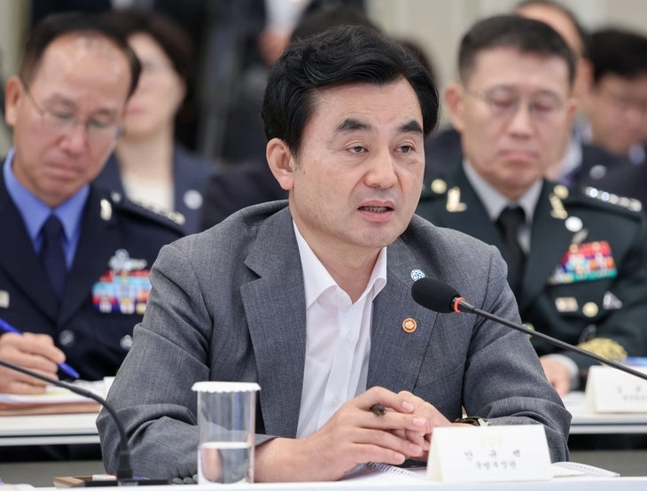 안규백 국방부 장관이 5일 청와대 영빈관에서 열린 이재명 대통령 주재 부처 업무보고에서 전시작전통제권 전환 추진 일정 등 현안을 보고하고 있다.  청와대통신사진기자단