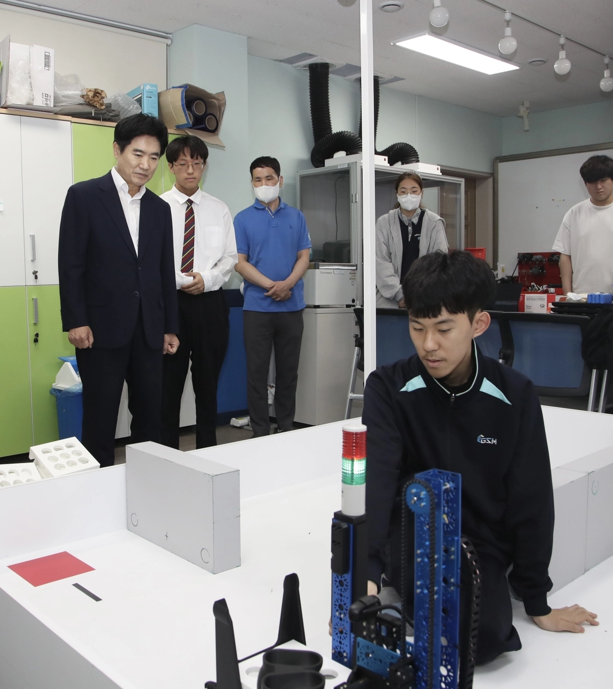 김대중 전남광주통합교육감이 지난달 광주소프트웨어마이스터고를 방문해 학생들의 실습 수업을 참관하고 있다. 전남광주통합특별시교육청 제공