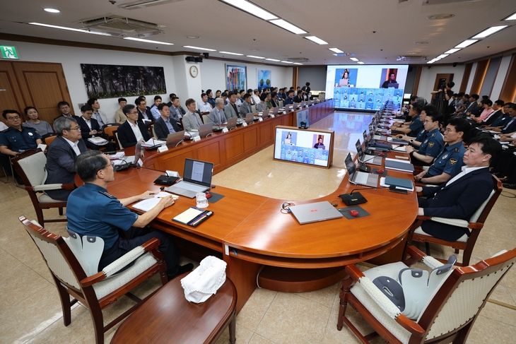 10월 2일 검찰 폐지 및 중수청·공소청 출범을 앞두고 유재성(맨 왼쪽) 경찰청장 직무대행이 4일 서울 서대문구 경찰청에서 열린 전국 지휘부 회의를 주재하고 있다.  연합뉴스