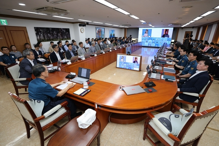 10월 2일 검찰 폐지 및 중수청·공소청 출범을 앞두고 유재성(맨 왼쪽) 경찰청장 직무대행이 4일 서울 서대문구 경찰청에서 열린 전국 지휘부 회의를 주재하고 있다.  연합뉴스