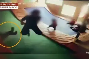 thumbnail - “혼자 뛰다 다쳤다”더니…CCTV엔 3살 아이 옆에서 점프한 교사 포착 thumbnail - “혼자 뛰다 다쳤다”더니…CCTV엔 3살 아이 옆에서 점프한 교사 포착