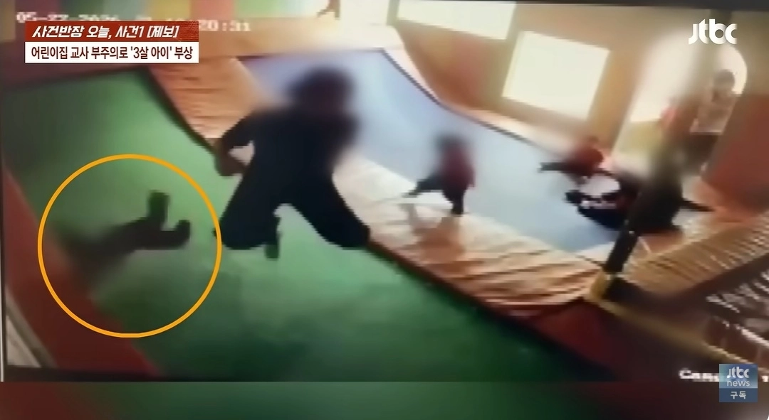 3살 여자아이가 어린이집에서 단체로 방문한 키즈카페에서 무릎 골절과 성장판 손상을 입은 가운데, 교사가 트램펄린에서 함께 뛰는 모습이 확인돼 충격을 안겼다. JTBC ‘사건반장’ 캡처