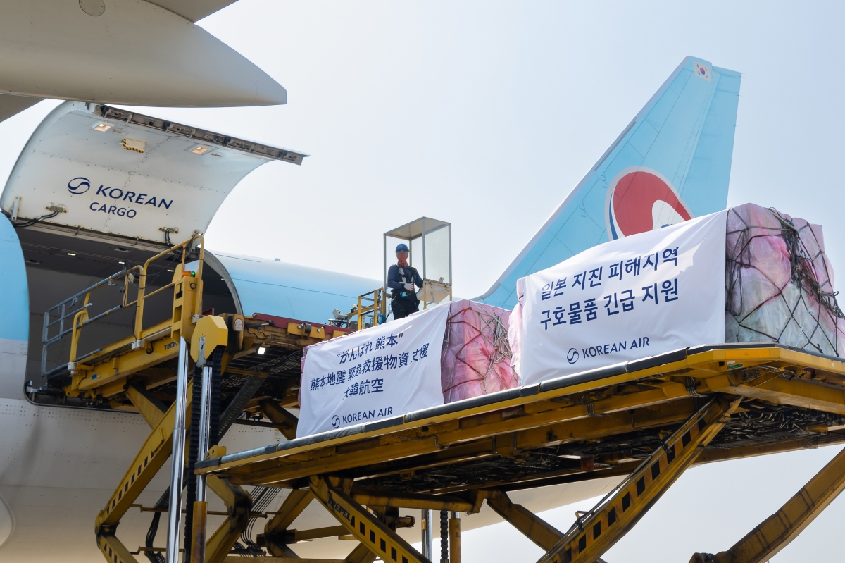 대한항공은 일본 구마모토현 지진으로 피해를 입은 이재민들을 위한 긴급 구호 물품 지원에 나섰다고 3일 밝혔다. 사진은 지난 1일 구마모토현 이재민들에게 제공할 생수를 기타큐슈행 KE557편 화물기에 탑재하는 모습(대한항공 제공) 2026.8.3 연합뉴스