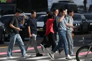 thumbnail - “회사에 크록스 신고 핫팬츠? 제가 꼰대인가요”…출근 복장 어디까지 괜찮을까 thumbnail - “회사에 크록스 신고 핫팬츠? 제가 꼰대인가요”…출근 복장 어디까지 괜찮을까