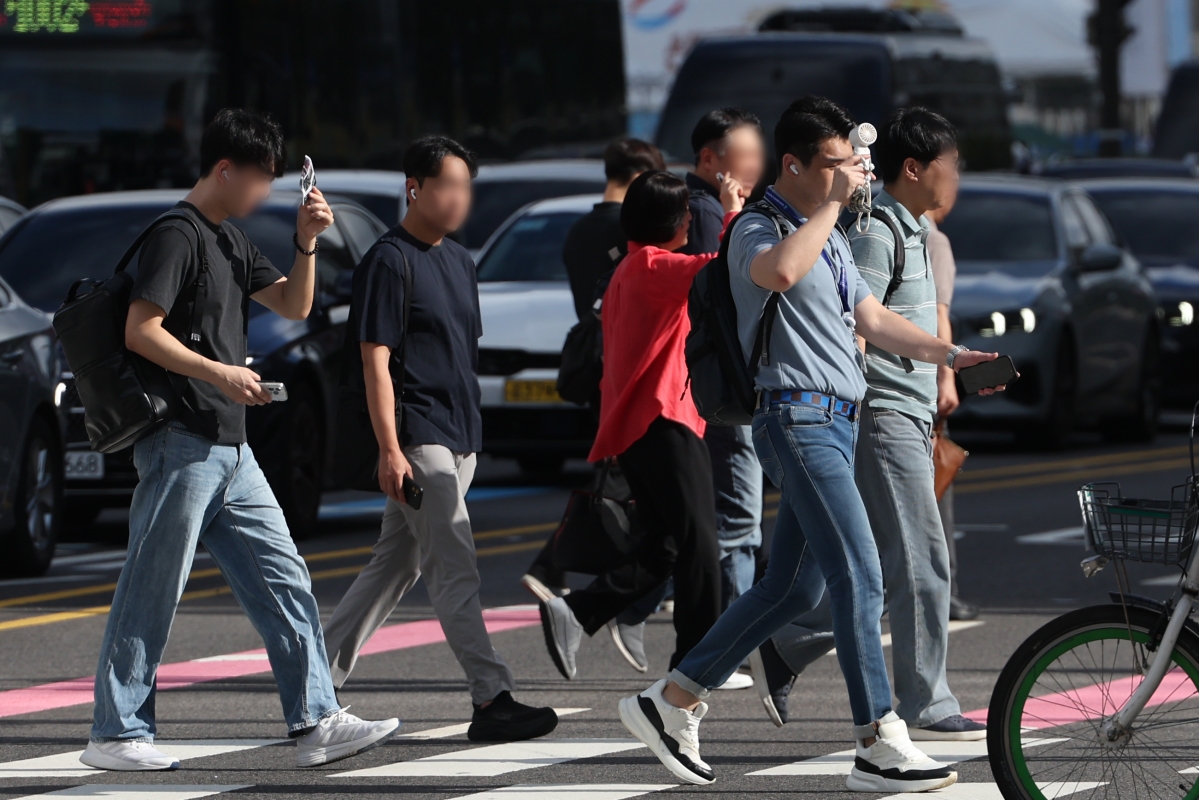 무더위가 이어진 29일 서울 중구 세종대로 사거리에서 시민들이 손으로 햇볕을 가리며 이동하고 있다. 2026.07.29. 뉴시스
