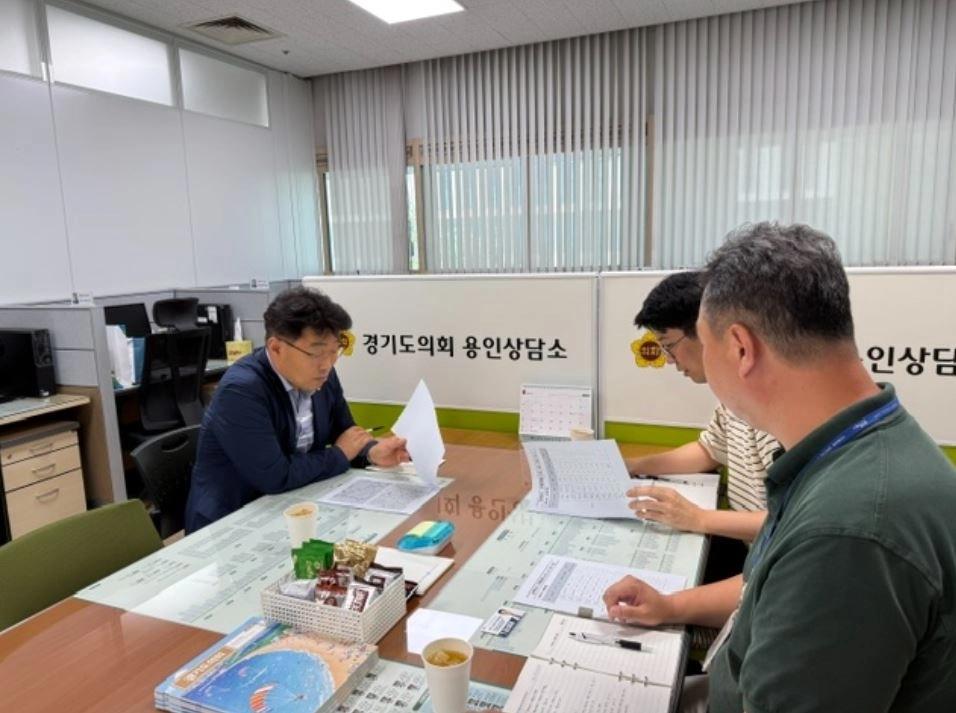 ▲ 지난 5일 경기도의회 용인상담소에서 용인시 대중교통과 관계 공무원들과 정담회를 가진 김성태 의원(사진=경기도의회)