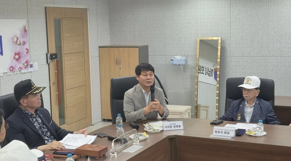 하남시의회 정병용 의장이 지난 3일 하남시 보훈회관에서 하남시 보훈단체협의회 회장단 등과 보훈회관 운영 및 국가유공자 예우 개선 방안을 논의하고 있다. 하남시의회 제공