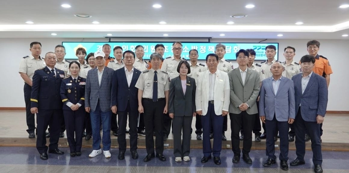 지난 5일 구리소방서에서 열린 ‘경기도의회 의원 초청 소방정책 간담회’에 참석한 장승희 의원이 참석자들과 기념촬영을 하고 있다. (사진=경기도의회)