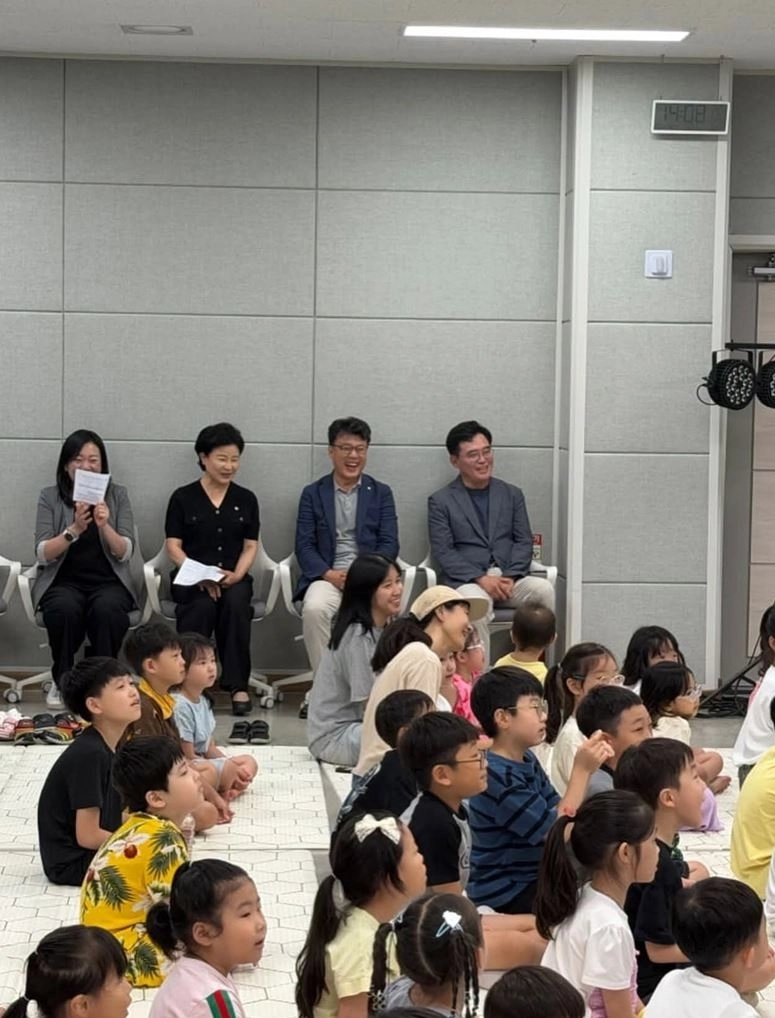 지난 1일 마곡안전체험관에서 열린 여름방학 특별 안전문화교육 프로그램 ‘안전하니 세상이 예술이네’ 행사에 참석한 송순효 의원. 서울시의회 제공