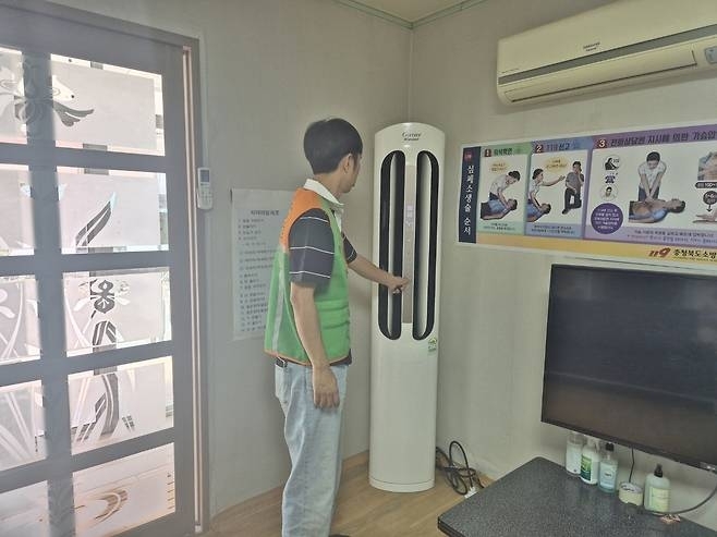 음성군의 한 무더위쉼터에서 에어컨을 점검하고 있다. 연합뉴스