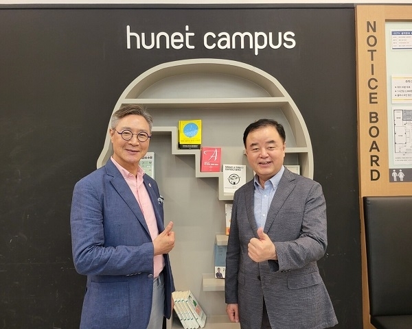 [사진] (좌)이수경 학장, (우)이의근 이사장