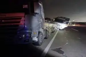 화물차서 철제코일 ‘쿵’… 튕겨나간 승합차 50대, 연쇄 2차 사고로 사망