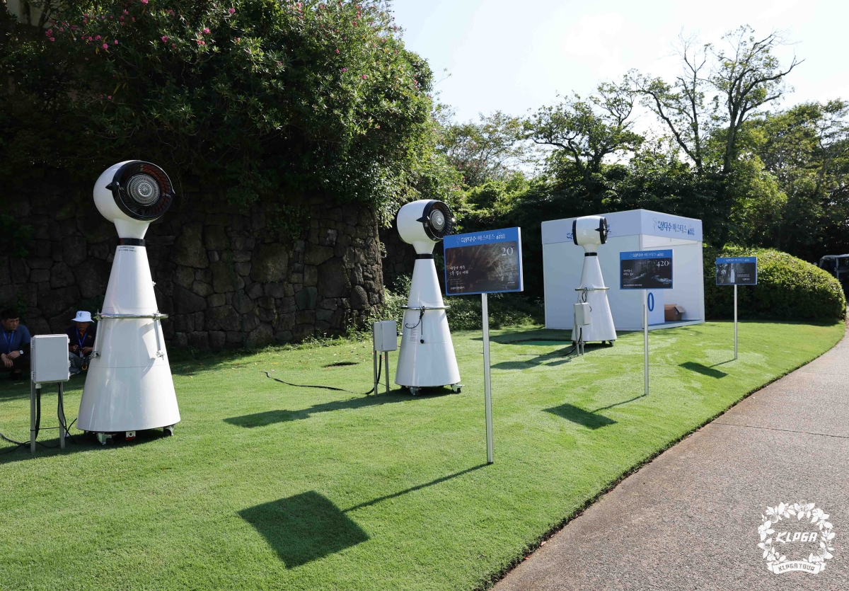 KLPGA투어 제주 삼다수 마스터스가 열리고 있는 제주 서귀포시 테디밸리 골프＆리조트 스타트 광장에 설치된 물안개 분사기. KLPGA 제공.