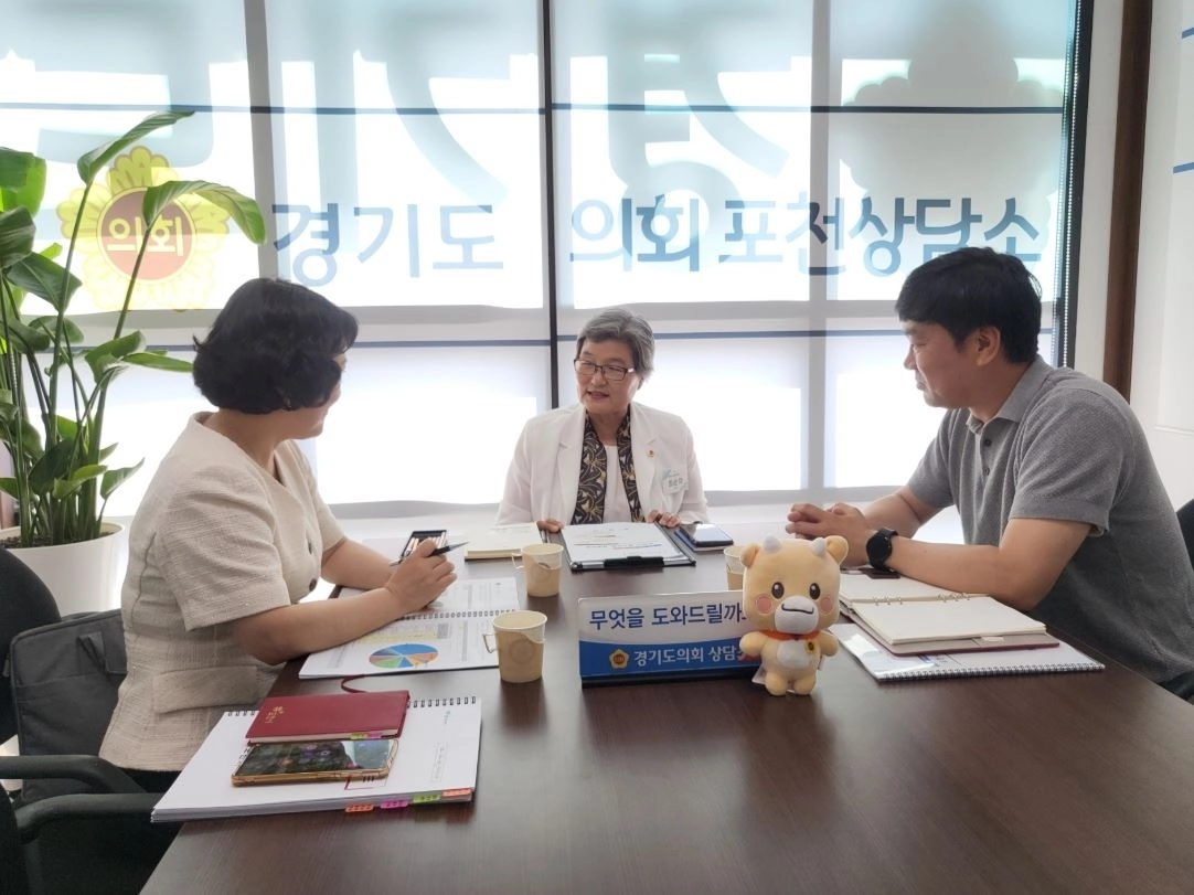 ▲ 지난 5일 경기도의회 포천상담소에서 포천시 예산 현황 및 도비사업 추진 상황을 들은 최순자 의원(사진=경기도의회)