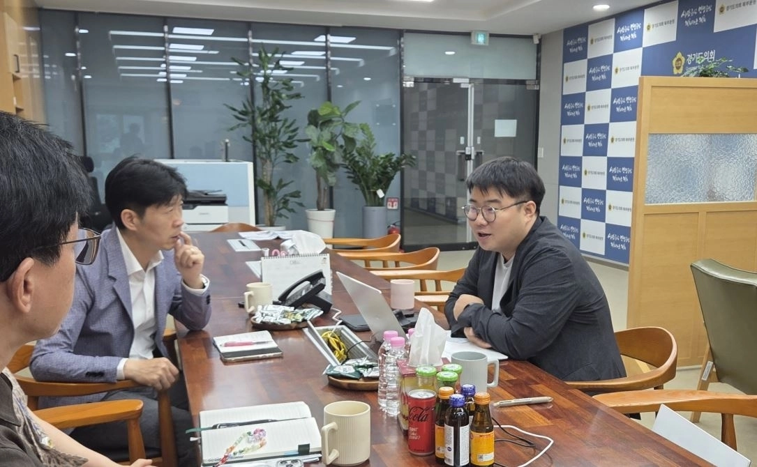 지난 4일 경기도 노동안전과 이인용 과장과 면담을 갖은 유호준 의원(사진=경기도의회)