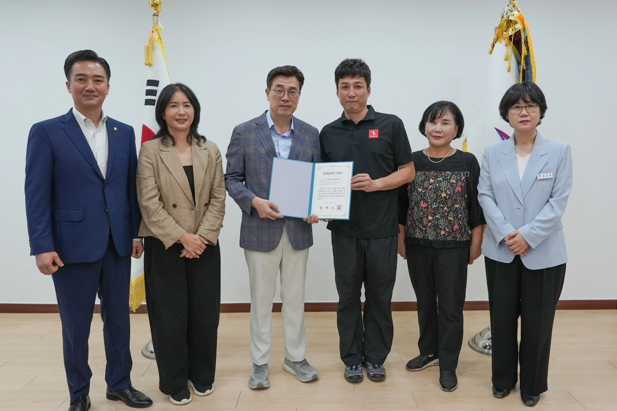 최원용 평택시장(왼쪽 세 번째)이 4일  관내 12번째로 골목형상점가로 지정된 ‘고덕택지상가(회장 이태영, 왼쪽 네 번째)에 지정서를 전달하고 관계자들과 기념 촬영을 하고 있다. 평택시 제공