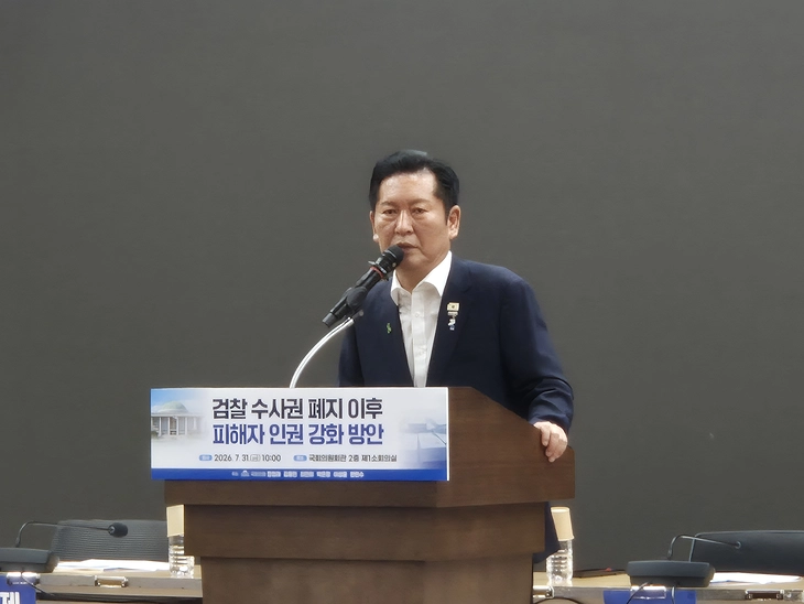 정청래(기호 2번) 더불어민주당 당대표 후보가 지난달 31일 국회 의원회관에서 열린 ‘검찰 수사권 폐지 이후 피해자 인권 강화 방안 토론회’에서 발언하고 있다. 반영윤 기자