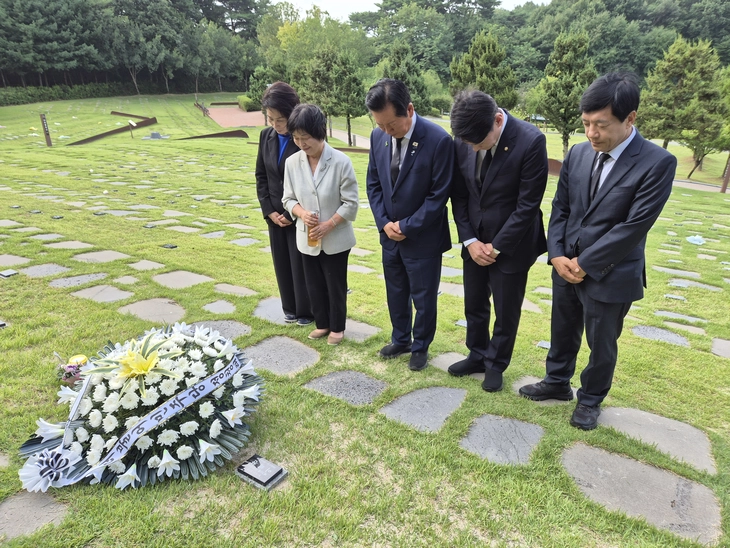 더불어민주당 8·17 전당대회 정청래(왼쪽 두 번째·기호 2번) 당대표 후보가 지난달 28일 세종 산울동 은하수공원을 찾아 고(故) 이해찬 전 국무총리 묘역을 참배하고 있다. 왼쪽부터 최민희 의원, 이 전 총리의 배우자인 김정옥 여사, 정 후보, 한민수·이성윤 의원. 세종 반영윤 기자
