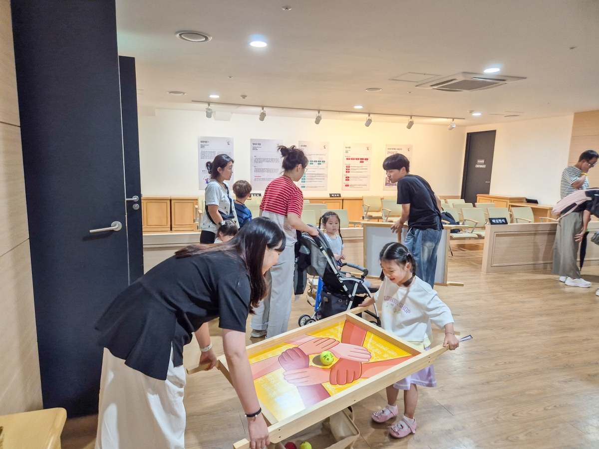 노원구 공릉동 서울생활사박물관에서 지난해 8월 열린 협동 게임 미니올림픽을 시민들이 즐기고 있다. 서울시 제공