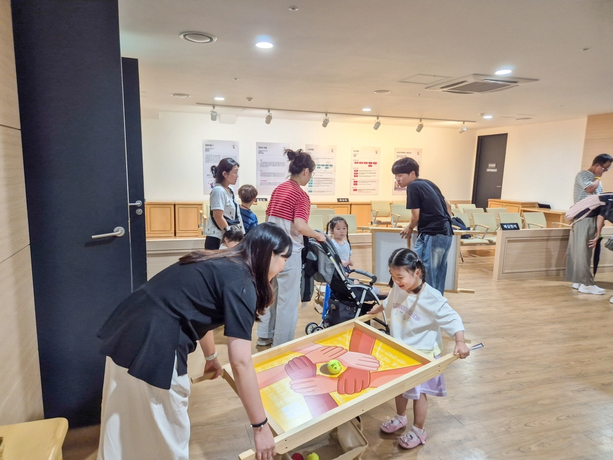 노원구 공릉동 서울생활사박물관에서 지난해 8월 열린 협동 게임 미니올림픽을 시민들이 즐기고 있다. 서울시 제공