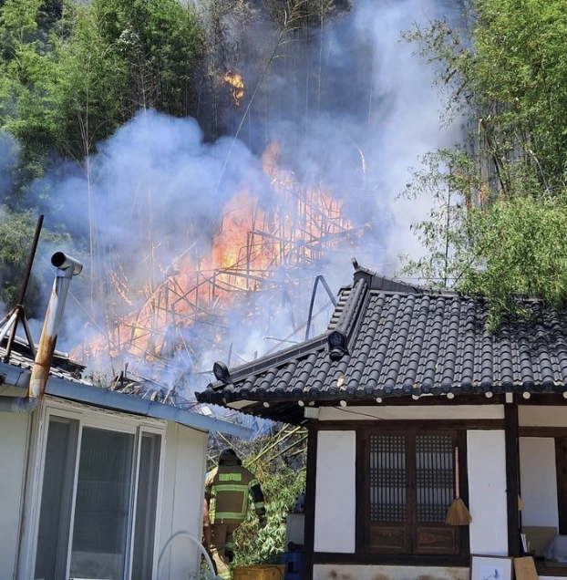지난달 24일 오후 12시 36분쯤 울산 울주군 두동면의 한 야산에서 발생한 산불이 민가를 위협하고 있다. 울산소방본부 제공
