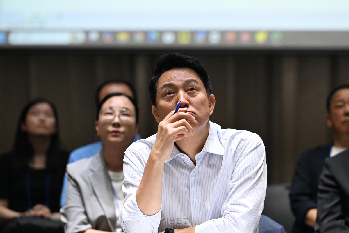 오세훈 서울시장이 6일 서울시청에서 열린 ‘부동산 정상화를 위한 시민 대토론회’에서 스크린을 보고 있다. 2026.8.6 도준석 전문기자