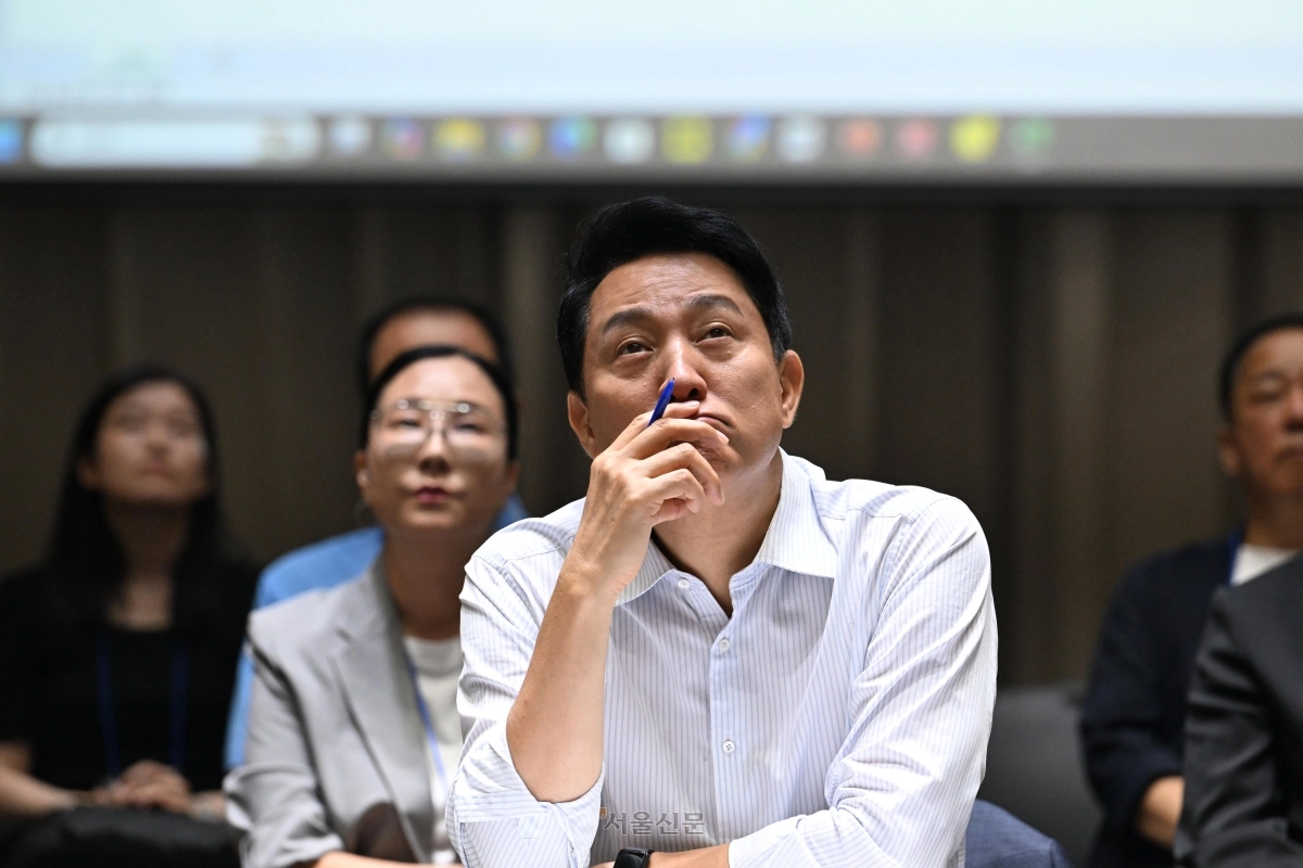 오세훈 서울시장이 6일 서울시청에서 열린 ‘부동산 정상화를 위한 시민 대토론회’에서 스크린을 보고 있다. 2026.8.6 도준석 전문기자