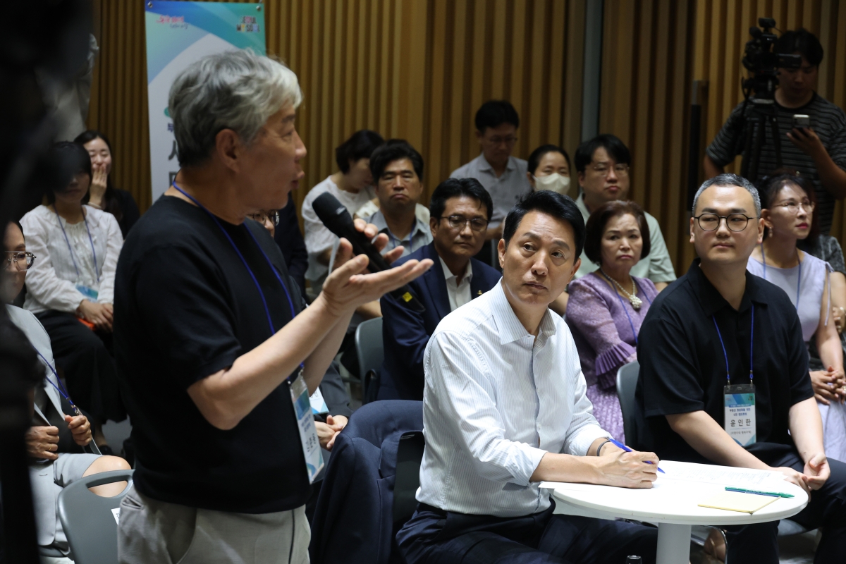 오세훈 서울시장이 6일 서울시청에서 열린 ‘부동산 정상화를 위한 시민 대토론회’에서 참석자의 발언을 경청하고 있다. 2026.8.6. 연합뉴스