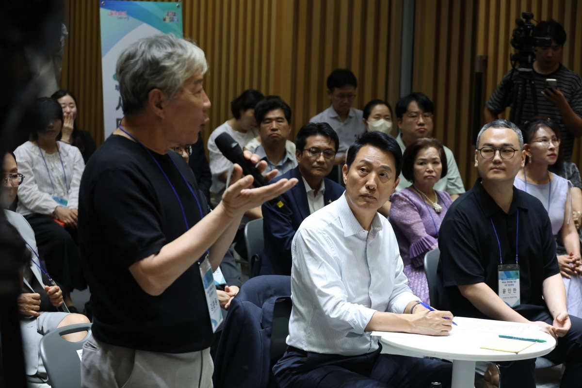 오세훈 서울시장이 6일 서울시청에서 열린 ‘부동산 정상화를 위한 시민 대토론회’에서 참석자의 발언을 경청하고 있다. 2026.8.6. 연합뉴스