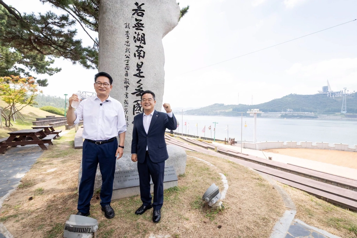더불어민주당 8·17 전당대회 당대표 경선에 출마한 송영길(왼쪽) 후보가 6일 전남광주 진도군 울돌목을 찾아 해남 출신 민병덕 의원과 기념 촬영을 하고 있다. 송 후보는 “송영길에게도 지금 열두척의 배와 같은 지지율이 있다”며 호남발 경선 대역전을 다짐했다. 송영길 캠프 제공