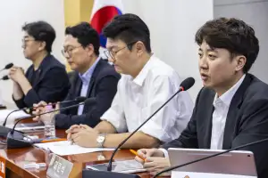이준석 “보완수사권 폐지, 사적 감정으로 졸속 추진”…천하람 “李 대통령 달나라 다녀왔나”