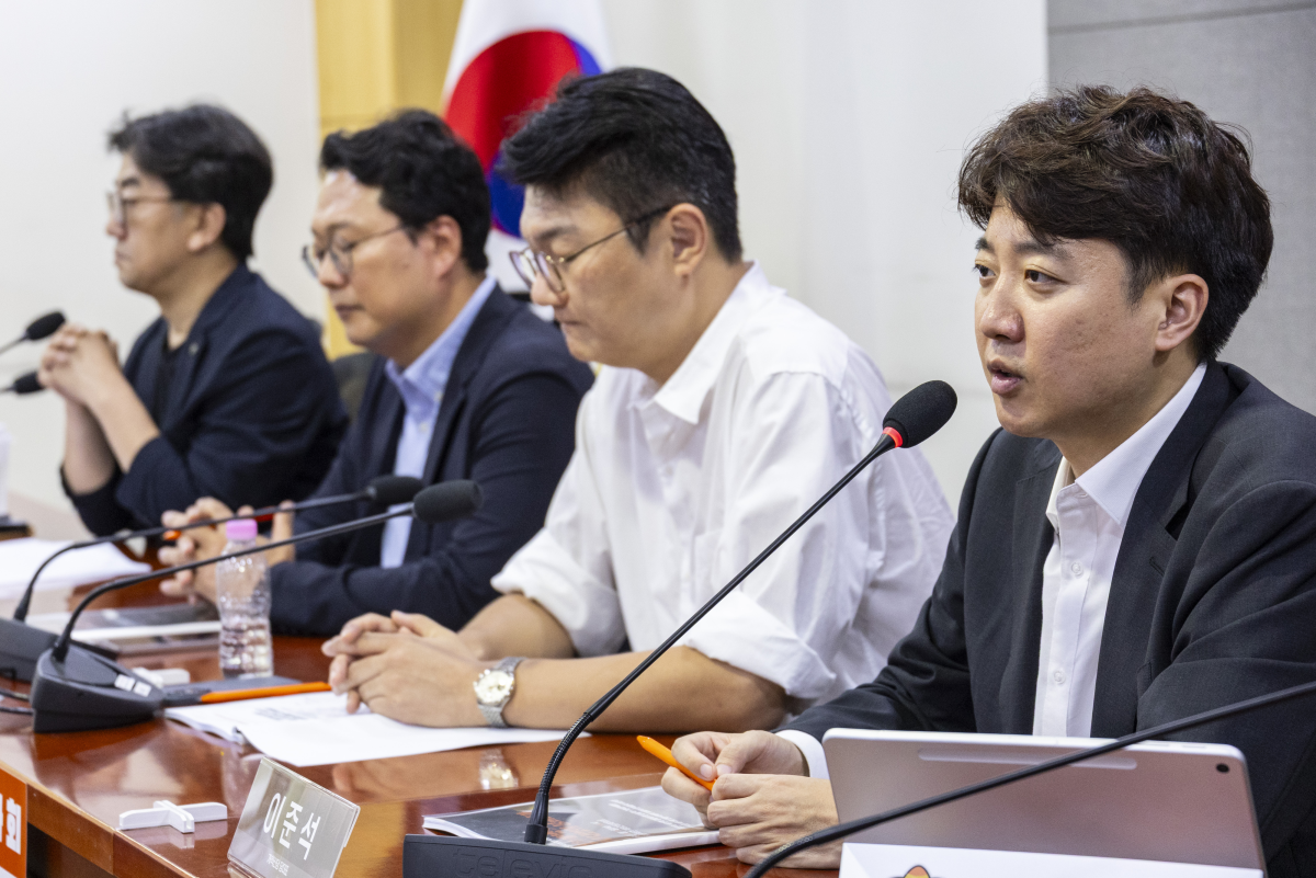개혁신당 이준석 대표가 6일 국회 의원회관에서 개혁신당과 한국형사소송법학회가 개최한 형사소송법 개정 관련 ‘검찰개혁인가, 형사사법의 붕괴인가’ 토론회에서 인사말을 하고 있다. 연합뉴스