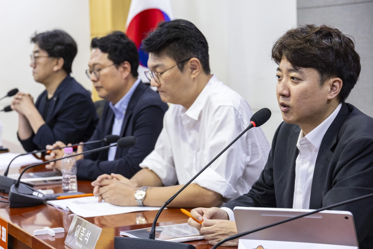 개혁신당 이준석 대표가 6일 국회 의원회관에서 개혁신당과 한국형사소송법학회가 개최한 형사소송법 개정 관련 ‘검찰개혁인가, 형사사법의 붕괴인가’ 토론회에서 인사말을 하고 있다. 연합뉴스