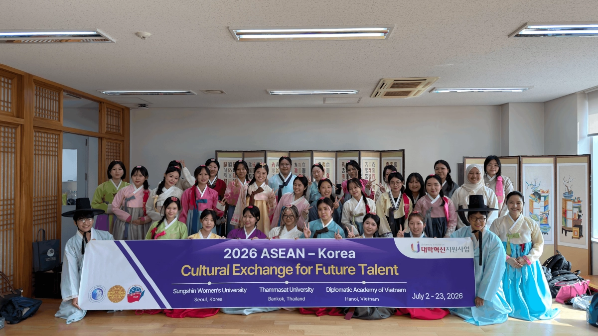 성신여대 ‘2026학년도 하계 한-아세안 인재양성 및 문화교류 프로그램’ 중 한국에서 진행된 한복・다도 체험 프로그램에 참여한 한국·태국·베트남 3개국 학생들이 기념 촬영을 하고 있다. 성신여대 제공