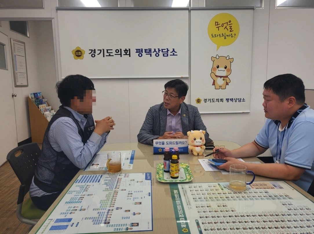 ▲ 지난 5일 평택상담소에서 평택시 버스운영팀 관계자 및 버스기사 등 현장 관계자들과 정담회를 개최한 한승훈 의원(사진=경기도의회)